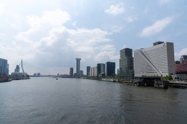 Rotterdam, Hollanda - 14 Mayıs 2021: Nieuwe Maas Nehri ve Rotterdam şehir merkezi manzarası