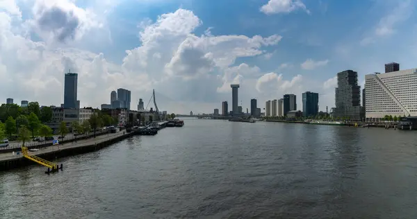Rotterdam, Hollanda - 14 Mayıs 2021: Nieuwe Maas Nehri ve Rotterdam şehir merkezi manzarası
