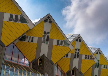 Rotterdam, Hollanda - 14 Mayıs 2021: Rotterdam şehir merkezindeki ikonik sarı küp evler