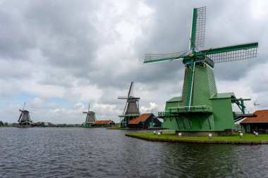 Kuzey Hollanda 'daki Zaanse Schaans' daki tarihi yel değirmenlerinin manzarası