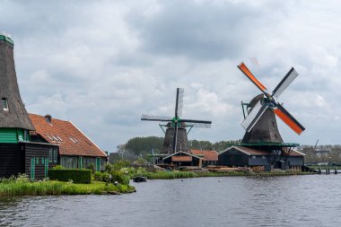 Kuzey Hollanda 'daki Zaanse Schaans' daki tarihi yel değirmenlerinin manzarası