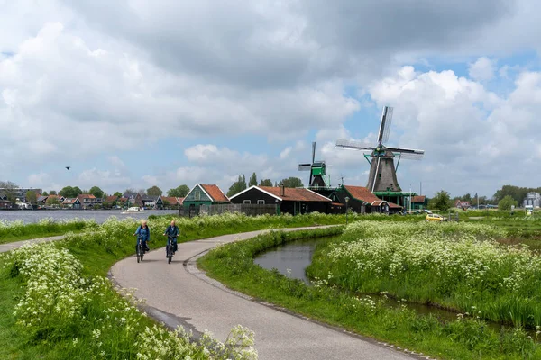 Заандам Нидерланды Мая 2021 Года Голландские Пенсионеры Катаются Велосипеде Каналам — стоковое фото