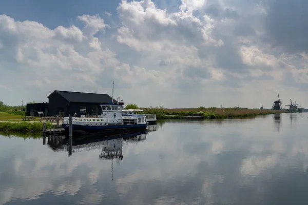 Moinhos Vento Canais Kinderdijk Holanda Sul Com Uma Doca Barco — Fotografia de Stock