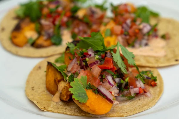 Vista Perto Deliciosos Tacos Vegan Com Batatas Doces Coentro Legumes — Fotografia de Stock