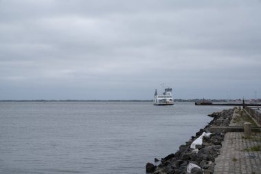 Esbjerg, Danimarka - 28 Mayıs 2021: Esbjerg ve Fano Adası arasındaki feribotun dikey görüntüsü