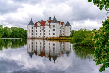 Gluecksburg, Almanya - 27 Mayıs 2021: Kuzey Almanya 'daki Gluecksburg şatosunun manzarası