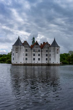 Gluecksburg, Almanya - 27 Mayıs 2021: Kuzey Almanya 'daki Gluecksburg kalesinin manzarası