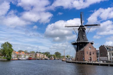 Haarlem, Hollanda - 21 Mayıs 2021: Haarlem 'deki Dee Adrian Windmill ve Binnen Spaarne Nehri manzarası