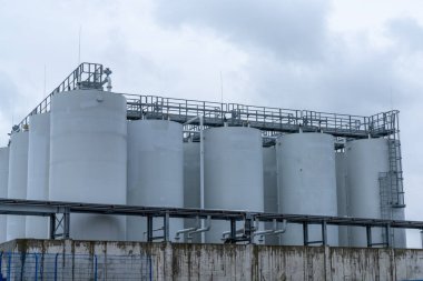 Gaz ve petrol için büyük endüstriyel gri depolama silolarının görüntüsü
