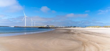 Danimarka 'nın batısındaki Hvinde Sande limanındaki rüzgar türbinlerinin görüntüsü.