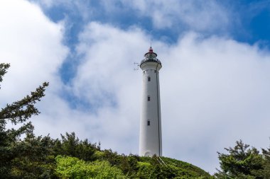 Danimarka 'nın Kuzey Denizi kıyısındaki Lyngvid Fyr lgithouse manzarası