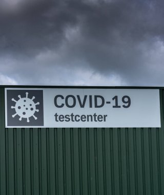 Covid-19 test merkezi olarak kullanılan bir binanın dikey görünümü