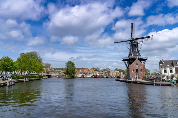 Haarlem, Hollanda - 21 Mayıs 2021: Haarlem 'deki Dee Adrian Windmill ve Binnen Spaarne Nehri manzarası