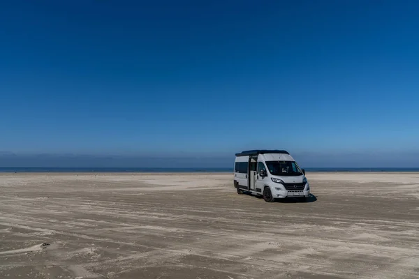 Ringby Dinamarca Mayo 2021 Caravana Gris Estacionada Una Interminable Playa — Foto de Stock