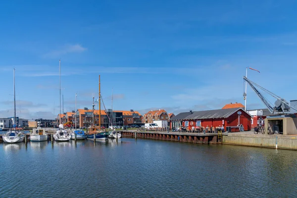 丹麦林科宾 2021年5月31日 丹麦中部林科宾的码头和港口餐厅 — 图库照片