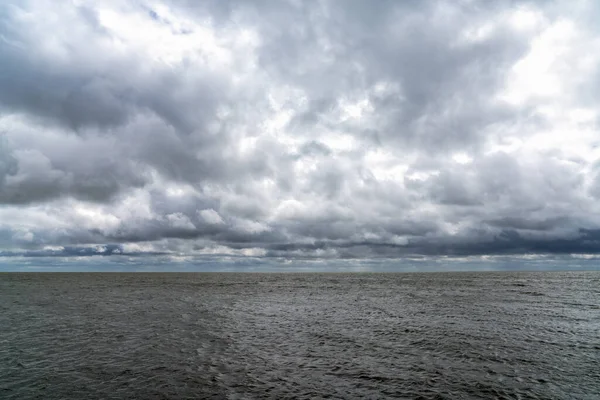 荷兰的瓦登海 多云的天空笼罩在风中 — 图库照片
