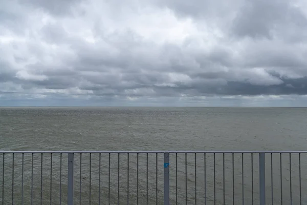 Landschap Van Expressieve Bewolkte Bewolkte Lucht Boven Een Windgeslagen Waddenzee — Stockfoto