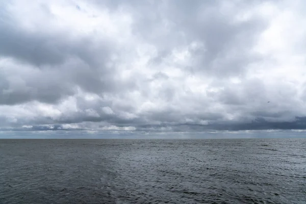 의바람에 해위에 자욱하고 구름으로 — 스톡 사진