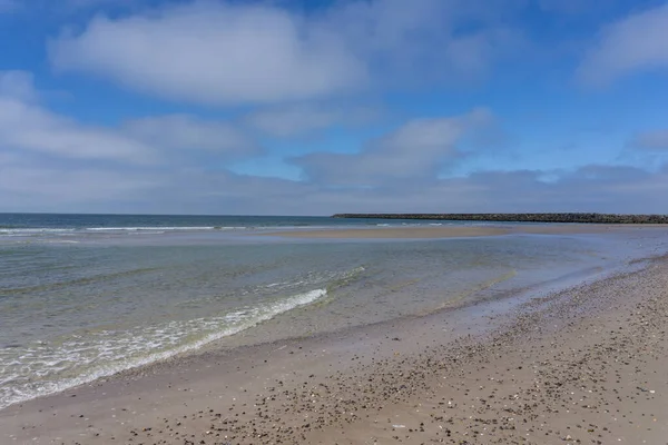 Vista Bela Água Limpa Praia Areia Sob Céu Azul Costa — Fotografia de Stock