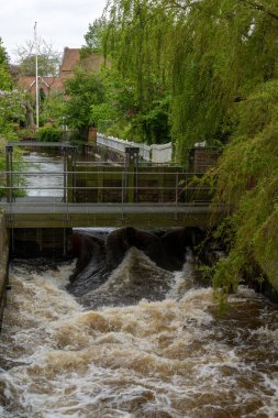 Açık bir iskele kapısı Ribe şehir merkezindeki bir kanaldan sel sularını boşaltıyor.