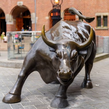 Amsterdam, Hollanda - 19 Mayıs 2021: Amsterdam borsasının dışındaki borsa boğasının heykeli
