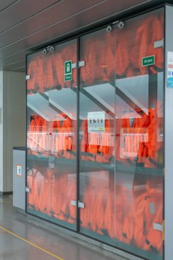 Brunsbuettel, Almanya - 25 Mayıs 2021: feribot yolcuları için birçok can yelekli kabine