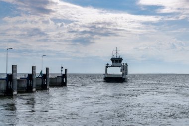 Thee, Danimarka - 3 Haziran 2021: Limandan ayrılan Feggesund feribotunun görüntüsü