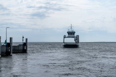 Thee, Danimarka - 3 Haziran 2021: Limandan ayrılan Feggesund feribotunun görüntüsü