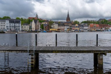 Flensburg, Almanya - 27 Mayıs 2021: Flensburg şehrindeki eski kasabanın liman manzarası