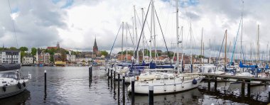 Flensburg, Almanya - 27 Mayıs 2021: Almanya 'nın Flensburg kentindeki yat limanı ve marinası