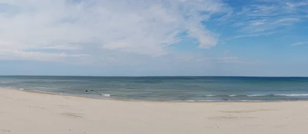 Uma Vista Panorâmica Incrível Praia Areia Branca Oceano Calmo Sob — Fotografia de Stock