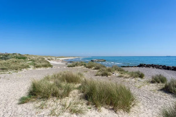 Гарний Порожній Пляж Піщаними Дюнами Скелястими Грозами Щоб Захистити Від — стокове фото