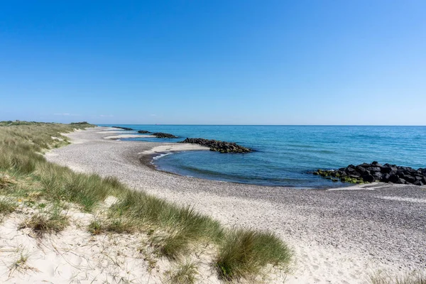 Egy Gyönyörű Üres Strand Homokdűnék Mögött Sziklás Lágyékkal Erózió Ellen — Stock Fotó