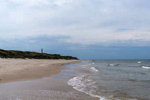 Egy Gyönyörű Fehér Homokos Strand Világítótoronnyal Háttérben Magasan Füves Homokdűnéken — Stock Fotó