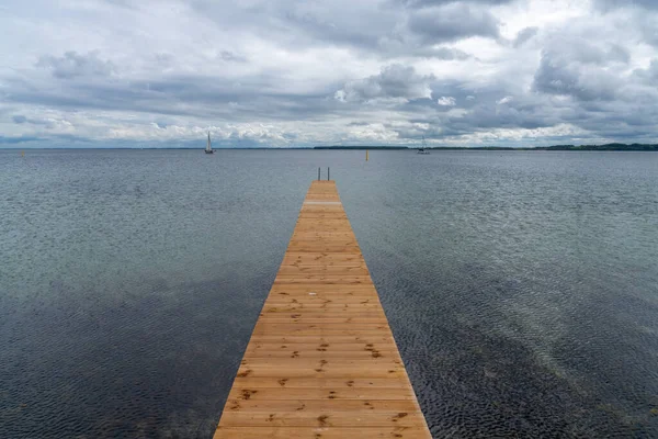 Una Vista Lungo Molo Legno Che Conduce Acque Cristalline Dell — Foto Stock