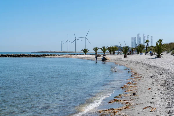 Frederikshavn, Danimarka - 4 Haziran 2021: Frederikshavn 'daki güzel beyaz Palm Beach manzarası