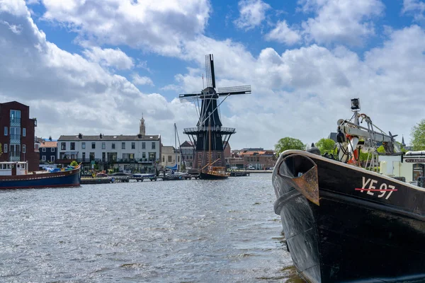 オランダのハールレム 2021年5月21日 ハールレムのディー エイドリアン ウィンドミルとビンネン スパーン川の眺め — ストック写真