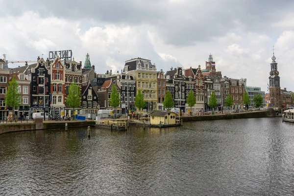 Amsterdam Hollanda Mayıs 2021 Amstel Kanalı Nın Kenarlarında Birçok Tarihi — Stok fotoğraf