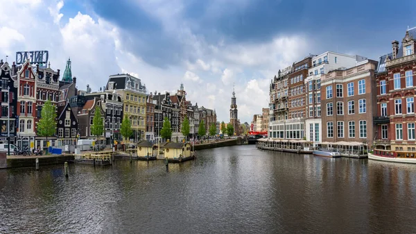 Amsterdam Hollanda Mayıs 2021 Amstel Kanalı Nın Kenarlarında Birçok Tarihi — Stok fotoğraf