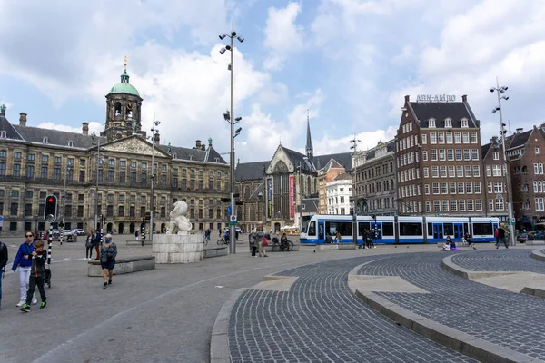 Amsterdam Holandia Maja 2021 Tramwaj Przejeżdżający Przed Placem Pałacem Królewskim — Zdjęcie stockowe