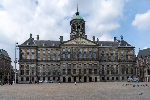 Amsterdam, Hollanda - 19 Mayıs 2021: Amsterdam şehir merkezindeki Kraliyet Sarayı manzarası