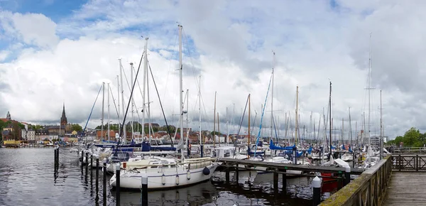 德国弗伦斯堡 2021年5月27日 德国弗伦斯堡的游艇港和码头 — 图库照片