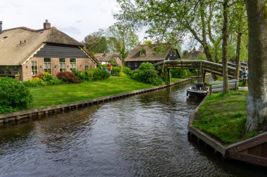 Giethoorn, Hollanda - 23 Mayıs 2021: Hollanda 'nın güzel köyü Giethoorn' a bakın. İlginç evleri ve birçok kanalı var.