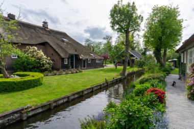 Giethoorn, Hollanda - 23 Mayıs 2021: Hollanda 'nın güzel köyü Giethoorn' a bakın. İlginç evleri ve birçok kanalı var.