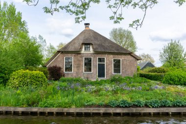 Giethoorn, Hollanda - 23 Mayıs 2021: Hollanda 'nın güzel köyü Giethoorn' a bakın. İlginç evleri ve birçok kanalı var.