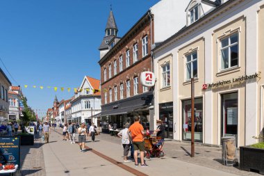 Frederikshavn, Danimarka - 4 Haziran 2021: Frederikshavn 'un işlek şehir merkezinde güzel bir yaz gününde birçok insan