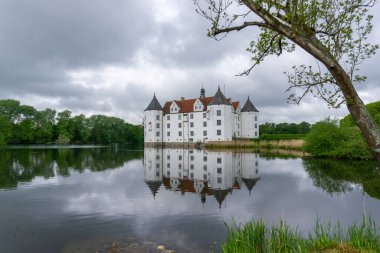 Gluecksburg, Almanya - 27 Mayıs 2021: Kuzey Almanya 'daki Gluecksburg şatosunun manzarası