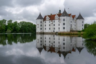 Gluecksburg, Almanya - 27 Mayıs 2021: Kuzey Almanya 'daki Gluecksburg şatosunun manzarası