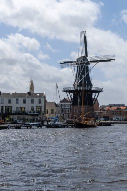 Haarlem, Hollanda - 21 Mayıs 2021: Haarlem 'deki Dee Adrian Değirmeni dikey görünümü