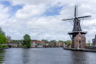 Haarlem, Hollanda - 21 Mayıs 2021: Haarlem 'deki Dee Adrian Windmill ve Binnen Spaarne Nehri manzarası